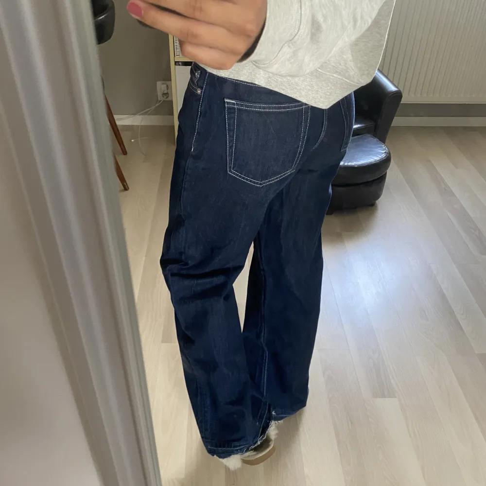 Coola jeans från Weekday med vita sömmar och låg midja 🤍 jag är 166 cm. Priset kan diskuteras. Jeans & Byxor.