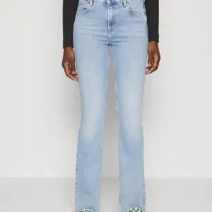 Helt oanvända ljusblåa jeans från Lee i storlek 27/33. Prislappen sitter kvar. Köpta för några år sedan för 1100kr, säljer för 799kr men priset kan diskuteras🫶