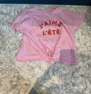 Rosa tröja med glitter text  -    Superfin tröja med glittrig text på som tyvärr inte kommer till användning🩷  