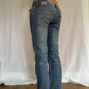 Ursnygga lågmidjade jeans  - Midjemått- 41cm(rätt över)  Inerbenslängd- 76 cm  Fins fler bilder och vidios på min instagram @perfectjeanss💕