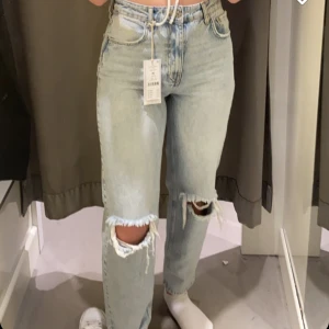 Jeans - Säker nu dessa jeansen från gina tricot (de är lite mörkare i verkligheten än på bilden) de är högmidjade och sitter väldigt fint. Dock är hålet på höger ben upprivet ca 10 cm tyvär, köparen står för frakten🩷