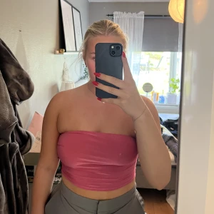 Tuptopp - Rosa tubtopp från Nelly. Storlek S. Aldrig använt.
