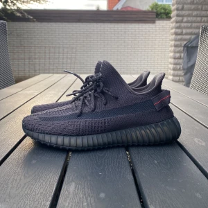 Yeezyz 350 - Säljer nu ett par riktigt feta yeezyz 350. Skorna är äkta men tappade tyvärr bort kvitto och box i flytten. Vid behov av fler bilder eller någon annat är det bara att höra av sig ;) Nypris ligger runt 5000 - 6000. Pris kan diskuteras(har orderbekräftelse)