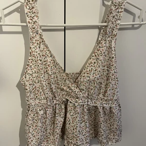 Topp - Superfin sommartopp som tyvärr inte kommer till användning. Den är i nyskick och passar perfekt till exempel linnebyxor. Hör av er vid frågor eller tryck gärna på köp nu 💘