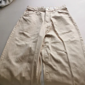 Byxor  - En beige jeans byxa som inte har kommit till användning. 