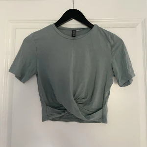 Topp - En grön tipp i storlek S. Använd några gånger!