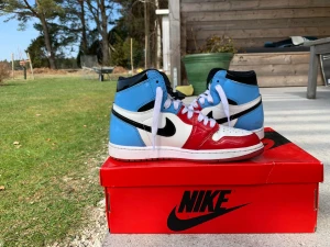 Air Jordan 1 high fearless - Air Jordan 1 high fearless i okej skick Har tappat lite färg på hälen. Köpte de från stockX för 4000kr Är äkta Priset kan förhandlas
