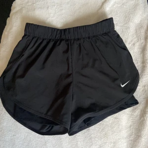 Löparshorts  - Löparshorts med innerbyxa från Nike i strl S.  Fint skick, använda fåtal gånger.   Säljes för 100 kr + frakt.   Hör av dig vid frågor 😊