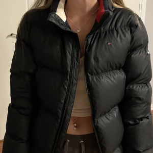 Tommy hilfilger jacka  - Andvänd 3 gånger alltså helt som ny😊 Dragkedjor till fickor och den är väldigt varm bra vinter jacka