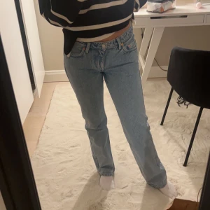 Weekday arrow jeans  - Weekday arrow jeans jättefint skick men använder ej längre , köp gärna direkt❤️ storlek 25 32 jag är 167! 
