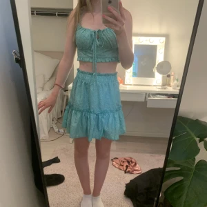 Shein sett - Gulligt gröt SHEIN sett med vita detaljer. Dock en smink fläck på toppen som inte går bort därav priset. 