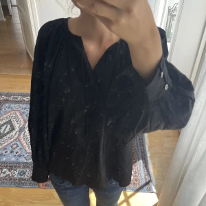 Blus - Svart blus ifrån märket Wera i storlek 34! 👌🏻 Säljer för 150kr plus frakt 💕