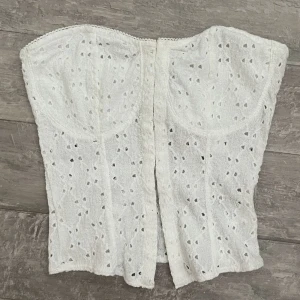 Korsett topp - Säljer denna korsettliknande topp från h&m. Köpte den i både xxs och s men valde s och glömde lämna tillbaka denna. Säljer för 100kr + frakt🩷