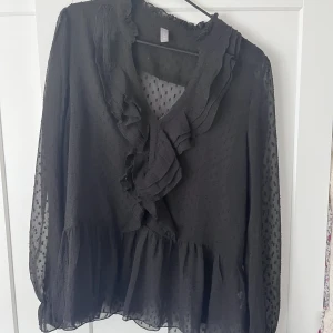 Volangblus  - Supersöt svart tunn volangblus från culture✨i storlek L men går absolut för s/m att använda oxå då jag vanligtvis har s🥰
