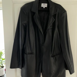 Oversized skin kavaj - En svart oversized ”skin” kavaj från NA-KD. Perfekt som jacka till hösten, pris kan diskuteras vid snabb affär