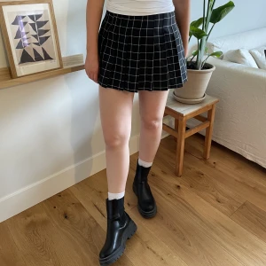 Kort rutig kjol - Kort rutig kjol i storlek Small (liten i storlek så mer som en xs). Köpt vintage. Underbyxor finns fastsydda i kjolen