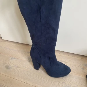 Boots - Super snygga höga klackskor. Strl 38. Säljer för att dom var för små för mig. 