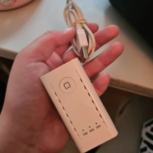 Nagel lampa - En liten nagel lampa som funkar hur bra som helst. Säljer då jag har en större och inte har användning för denna. Inga fel som helst på den. Köparen står för frakten