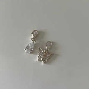 Berlocker  - Berlocker från albrektsguld i äkta silver helt nya aldrig använda 100kr styck 