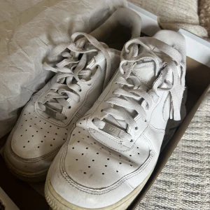 Nike Airforce 1 - Trendiga original Airforce från Nike i storlek 42💗💗 originalförpackning finns💘🤍🤍 nypris 1400kr mitt pris 850kr