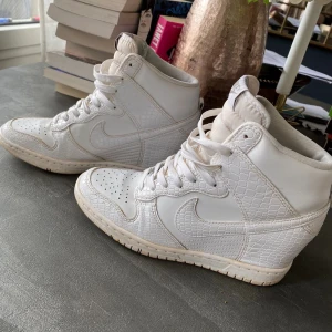 Nike skor med inbyggd klack - ⚠️LÅNAD BILD⚠️ Säljer mina Nike skor med inbyggd klack, knappt använda och ni kan komma privat för att se riktiga bilder på dom och diskutera pris! 💕