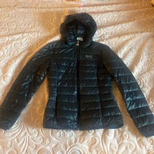 EA7 jacka - Ser bra ut och är i bra skick Knappt använd   