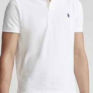 Polo piké grå inte vit - Säljer nu en polo Ralph lauren piké tröja som är i super bra skick. Bara en lapp på insidan som är sönder, skriv för fler bilder och pikén är i grå färg och inte vit.