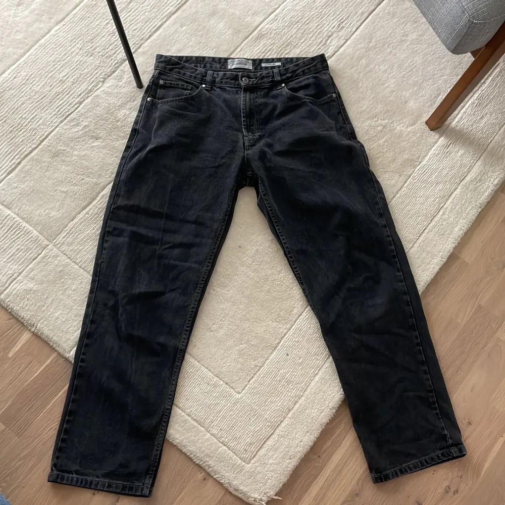 Bild 1. Svarta jeans från pull & bear. Storlek: Eur 42. Passform Wide leg. De passar bra i längden för nån som är runt 185 cm. Bild 2. Mörkgråa jeans från h&m. Storlek: 31/32. Passform: loose fit. Längden är ungefär samma. 150kr var och 250kr för båda. . Jeans & Byxor.