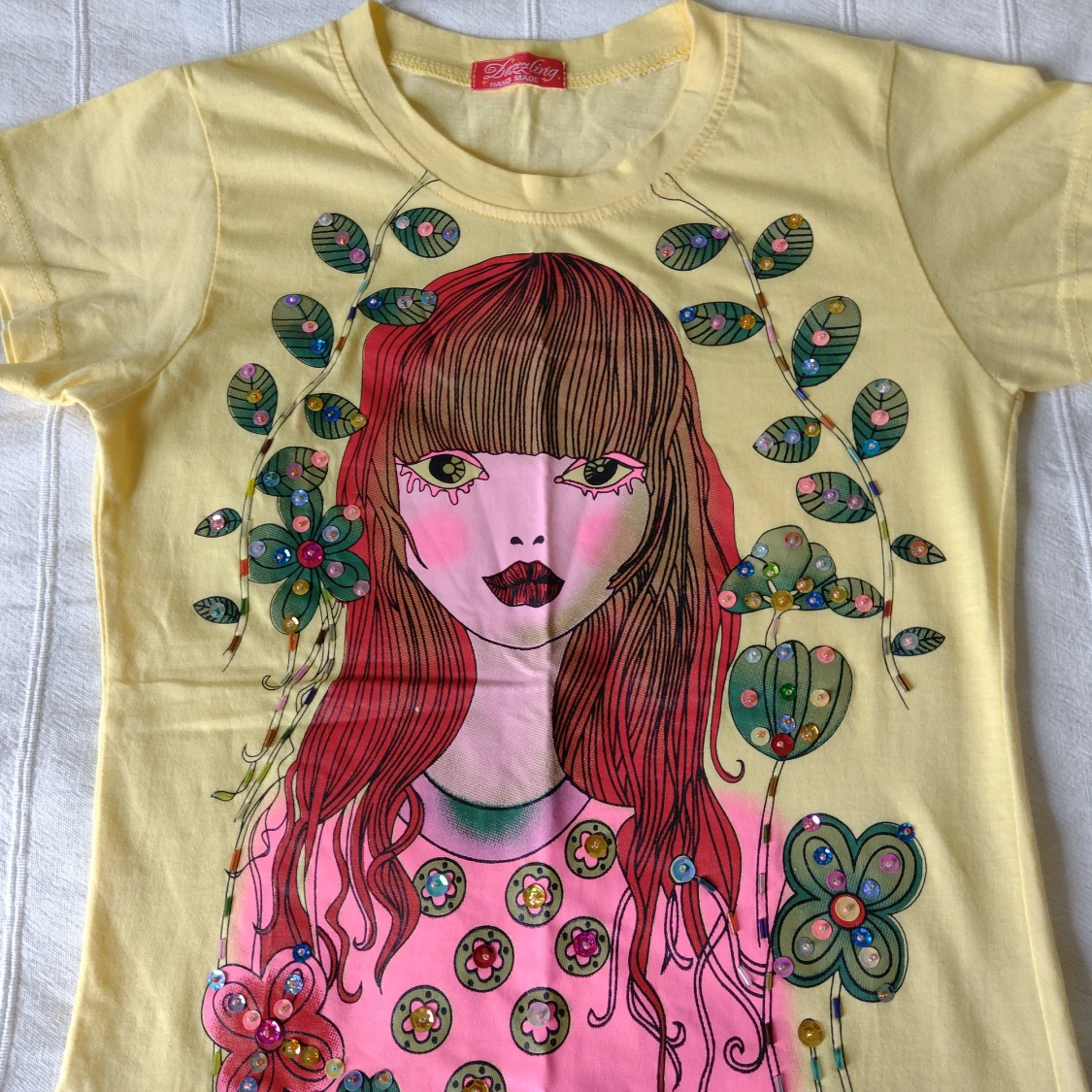 Oanvänd gul topp/t-shirt med tryck och paljetter - storlek XS/S - 90