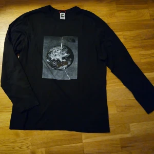 Tröja från the north face i storlek large - Alla annonser som ligger uppe har kläderna används vid 1-2 tillfällen och säljer av, då jag vidare på utlandsjobb. Först till kvarn!