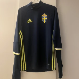 Fotbollströja - Superskön sporttröja i nyskick. Storlek s unisex 