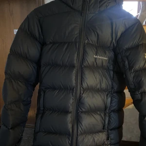 Peak Performance jacka - En super fin Peak Performance jacka i storlek 160 men passar även mig som bär XS/S,säljer då jag är sugen på en ny vinterjacka💞🤗