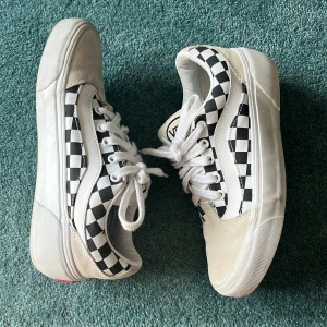 Vans ultracush  - Snygga vans ultracush. De är lite små smutsiga men det går att tvätta bort. Andvända ca fem gånger.