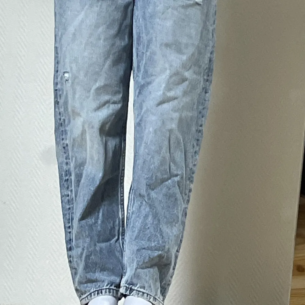 Jeans i bästa skick helt oanvända. Raka och ljusblå. Stl EU 38 men ganska ”oversized” i sig.. Jeans & Byxor.