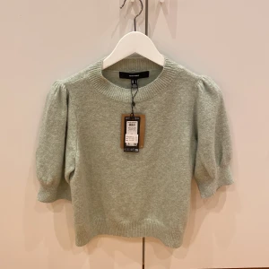 Stickad tröja  - Säljer nu min snygga ljus gröna Vero moda tröja säljer på grund av fel storlek.
