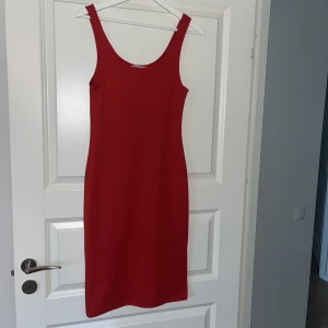 Röd klänning  - Helt oanvänd klänning 