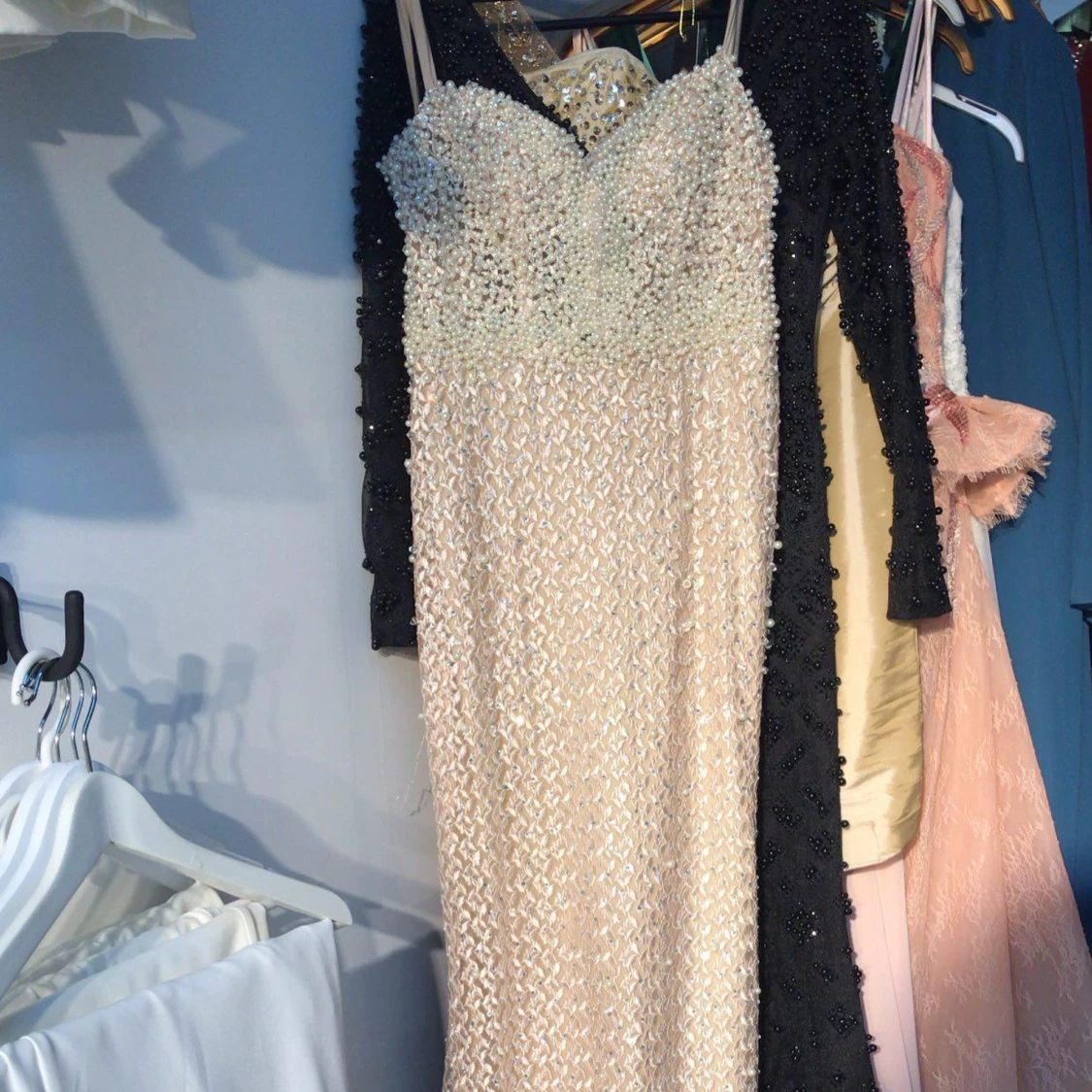 Balklänning med pärlor