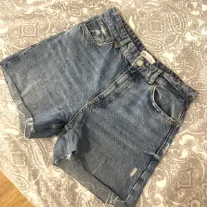 Jättefina jeans shorts från Zara som sitter som en smäck!! Jättefina och jätte bekväma, använda fåtal gånger, storlek 40 men liten i storleken så sitter som 38 skulle jag säga! Pris 130kr + frakt, hör av dig vid intresse eller frågor 🥰