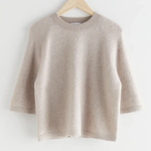 & other stories stickad t shirt💕 - Säljer denna populära stickade tshirten💘🫶🏻Är öppen för byten för likadan tröja i S eller M (andra färger går bra) Köpte den oanvänd på plick men nu har jag använt den ca 5 ggr men det finns inga tecken på användning, inga noppror eller fläckar. storlek xs❤️