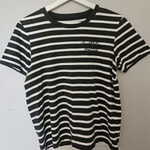 Superdry tshirt - Supergullig randig tshirt från superdry. Använd max 5 gånger och är i fint skick!