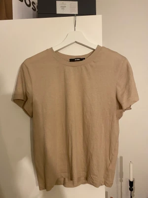 T-shirt Bikbok - En beige vanlig t-shirt från bikbok med bekvämlig passform 🩵 Säljer då den inte kommer till användning längre 💙
