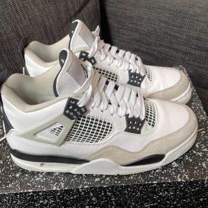 Jordan 4 military black - Hej, Säljer mina Jordans 4   Använt några gånger, är i jätte bra skick