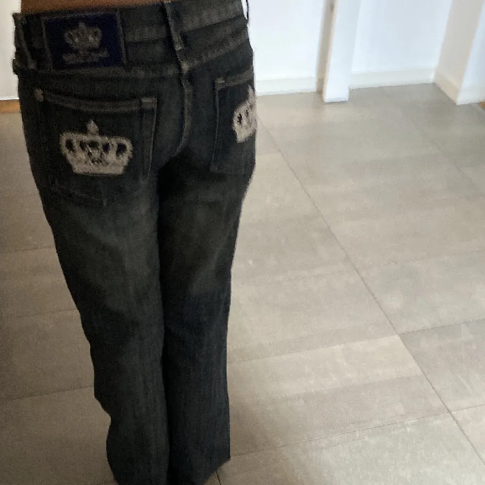 Fina Victoria Beckham jeans i storlek 31. 99s/00s. Bootcut och low waist. . Jeans & Byxor.