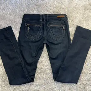 Säljer dessa jättesnygga lågmidjade replay jeans med coola detaljer.⚡️ Innerbenslängden är 84cm. Hör av dig om du har frågor eller vill ha mer bilder.💓