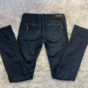 Lådmidjade replay jeans  - Säljer dessa jättesnygga lågmidjade replay jeans med coola detaljer.⚡️ Innerbenslängden är 84cm. Hör av dig om du har frågor eller vill ha mer bilder.💓