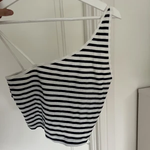 Topp - Topp från zara! Aldrig använd! Storlek M men passar S också! 💕