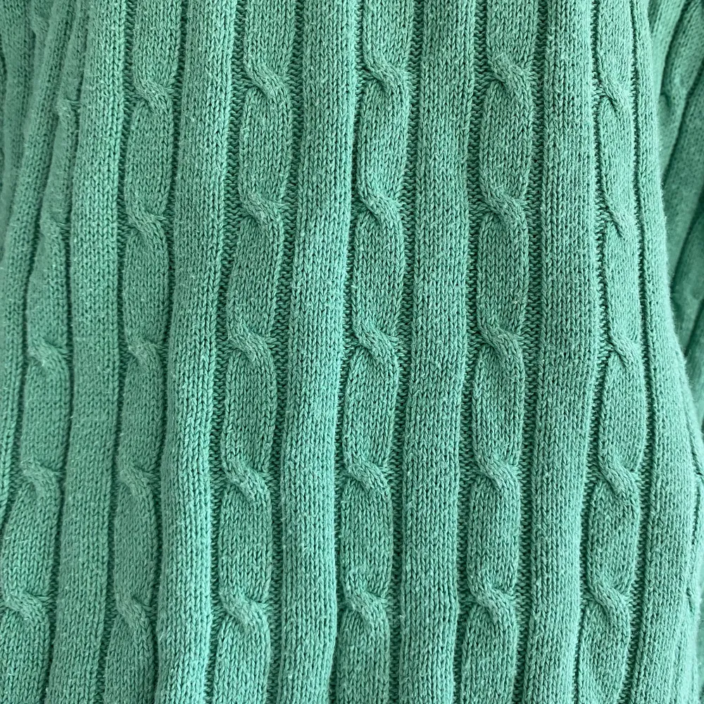 Grön kabelstickad tröja från Ginatricot. Stickat.