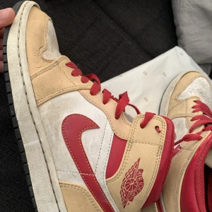 Jordan 1 mid  - Säjer dessa Jordan 1 mid red chili då jag har inte använt dom sen i vintras.Dom är ganska slitna skulle jag säga men är äkta såklart.Dom är storlek 41 men skulle säga att dom passar 40.