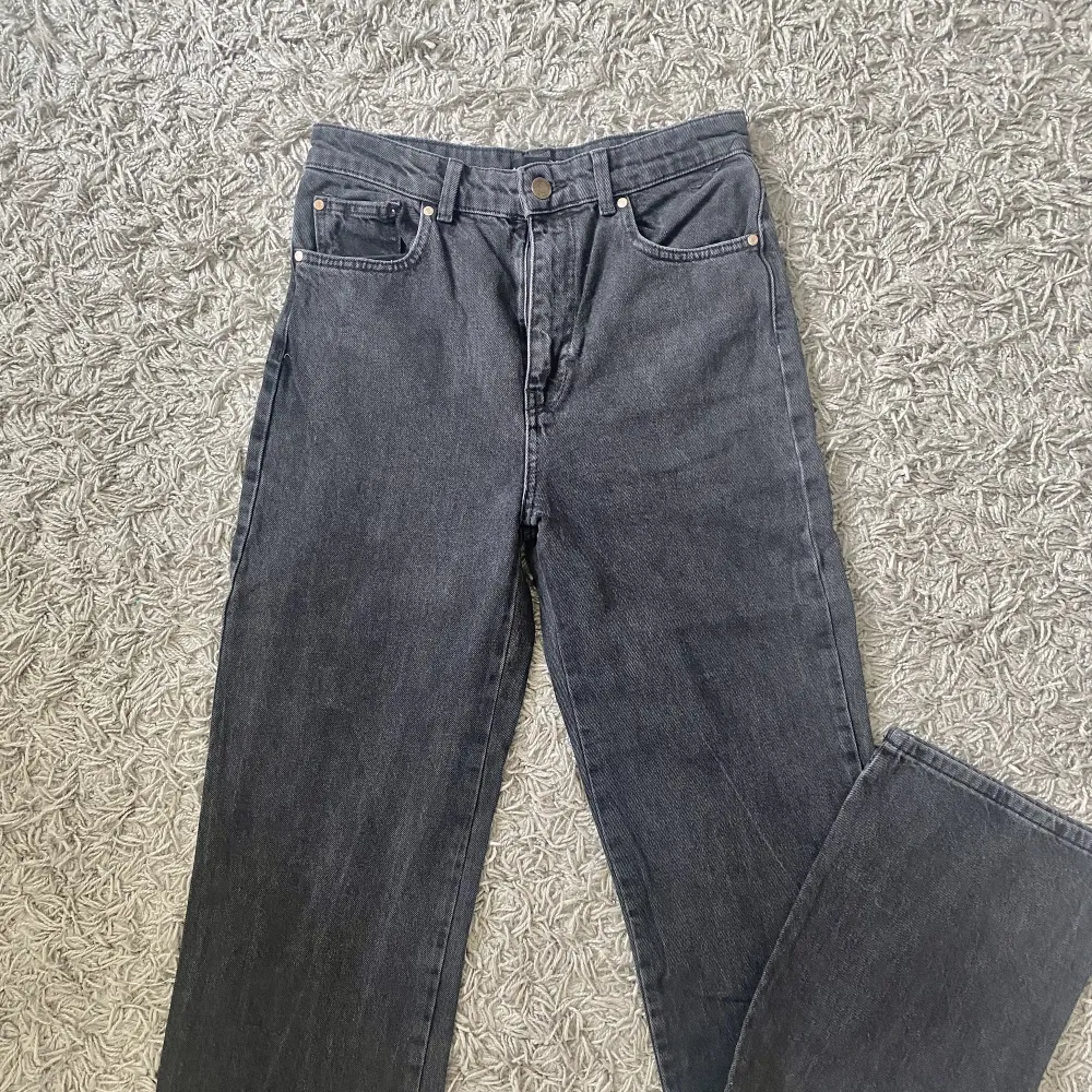 Ett par gråa raka jeans från Asos TALL, mycket långa!!!. Jeans & Byxor.