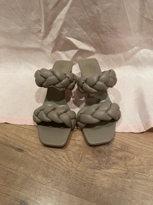 Klackar  - Säljer ett par klackar från hm använda typ 5ggr bra skick. Klacken är ca 3 cm super bekväma att gå i! 